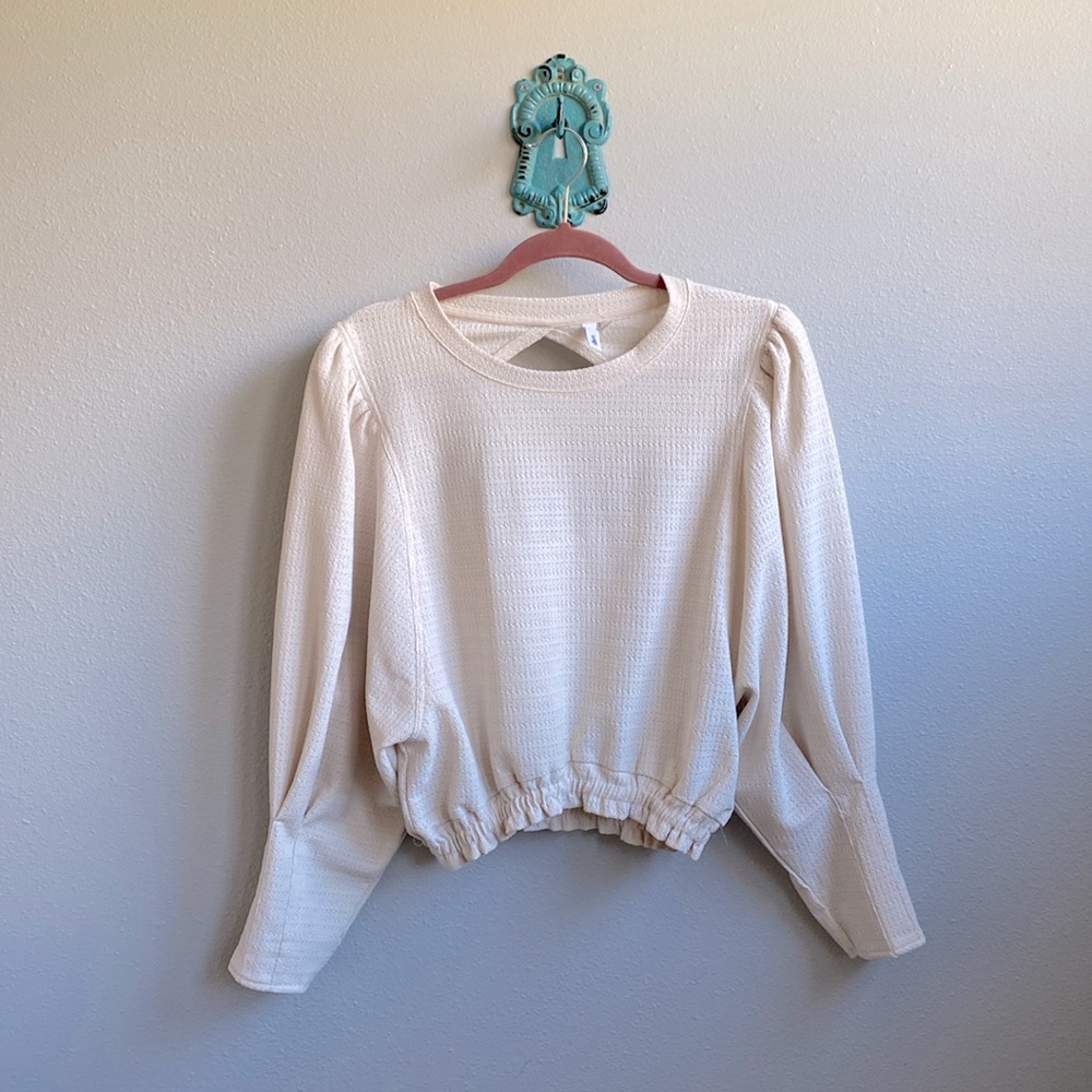 Glam puff sleeve top🤍